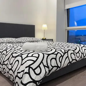 Apartment Modern Gem Near Excel & O2 Arena Balcony!, London